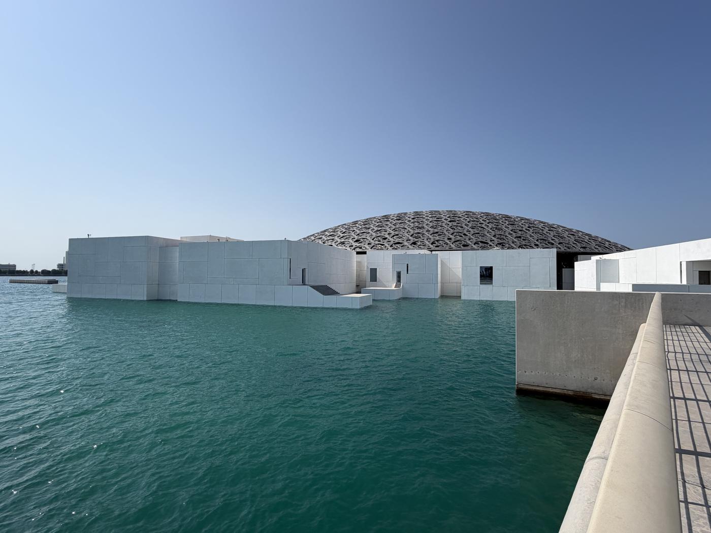Der Louvre Abu Dhabi am Wasser